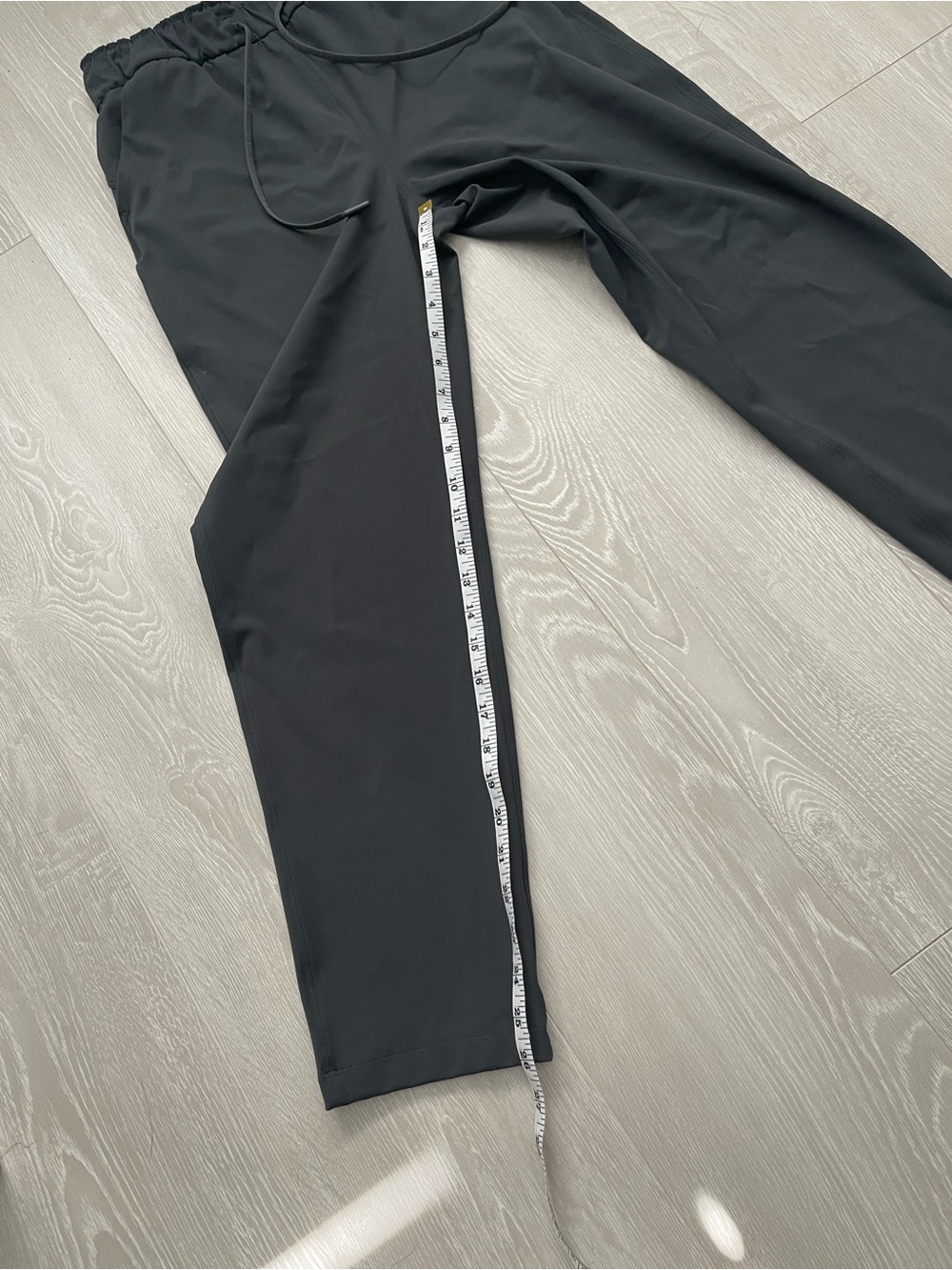 Lululemon Keep Moving Pant 7/8 High-Rise
Graphite Grey size 6 - Picture 10 of 16